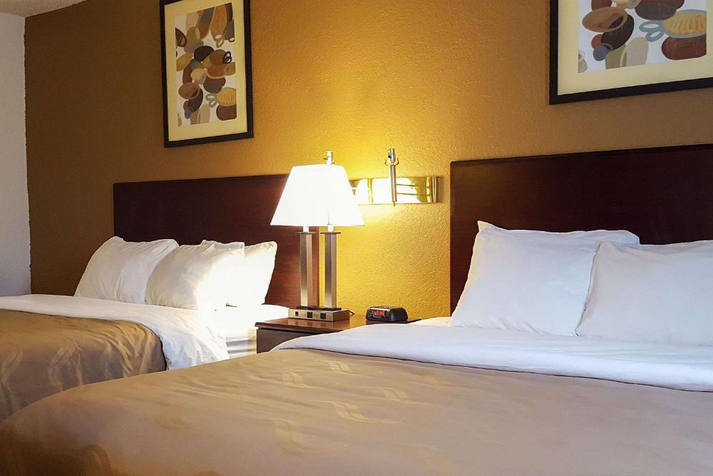 Queen Room with Two Queen Beds - Non-Smoking interior